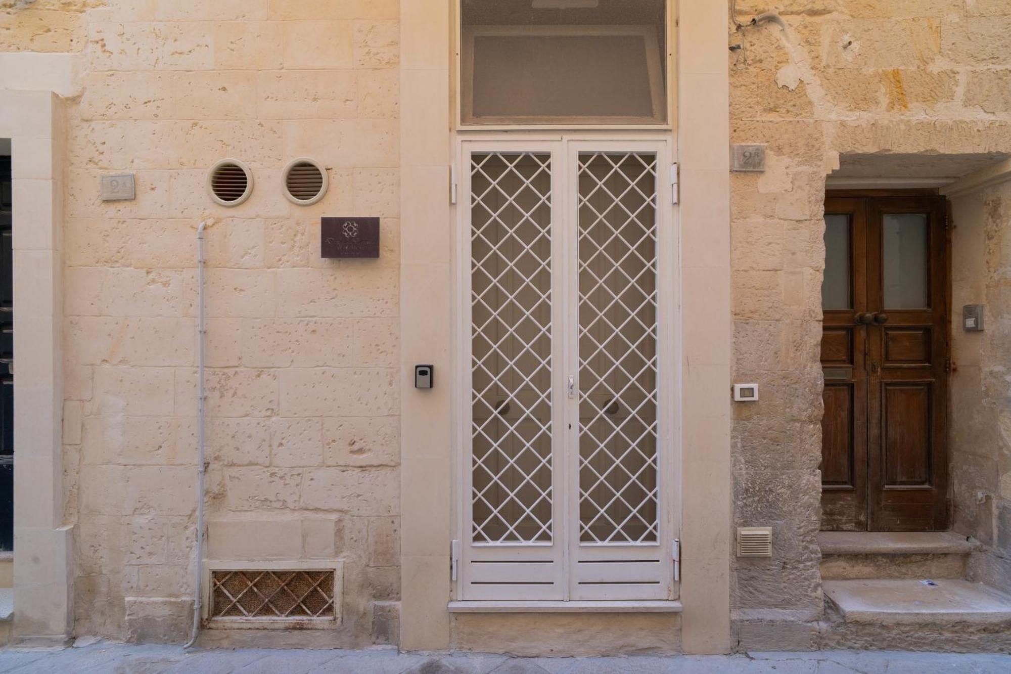 Essential Suite By Dimora Barocca Lecce Exterior photo